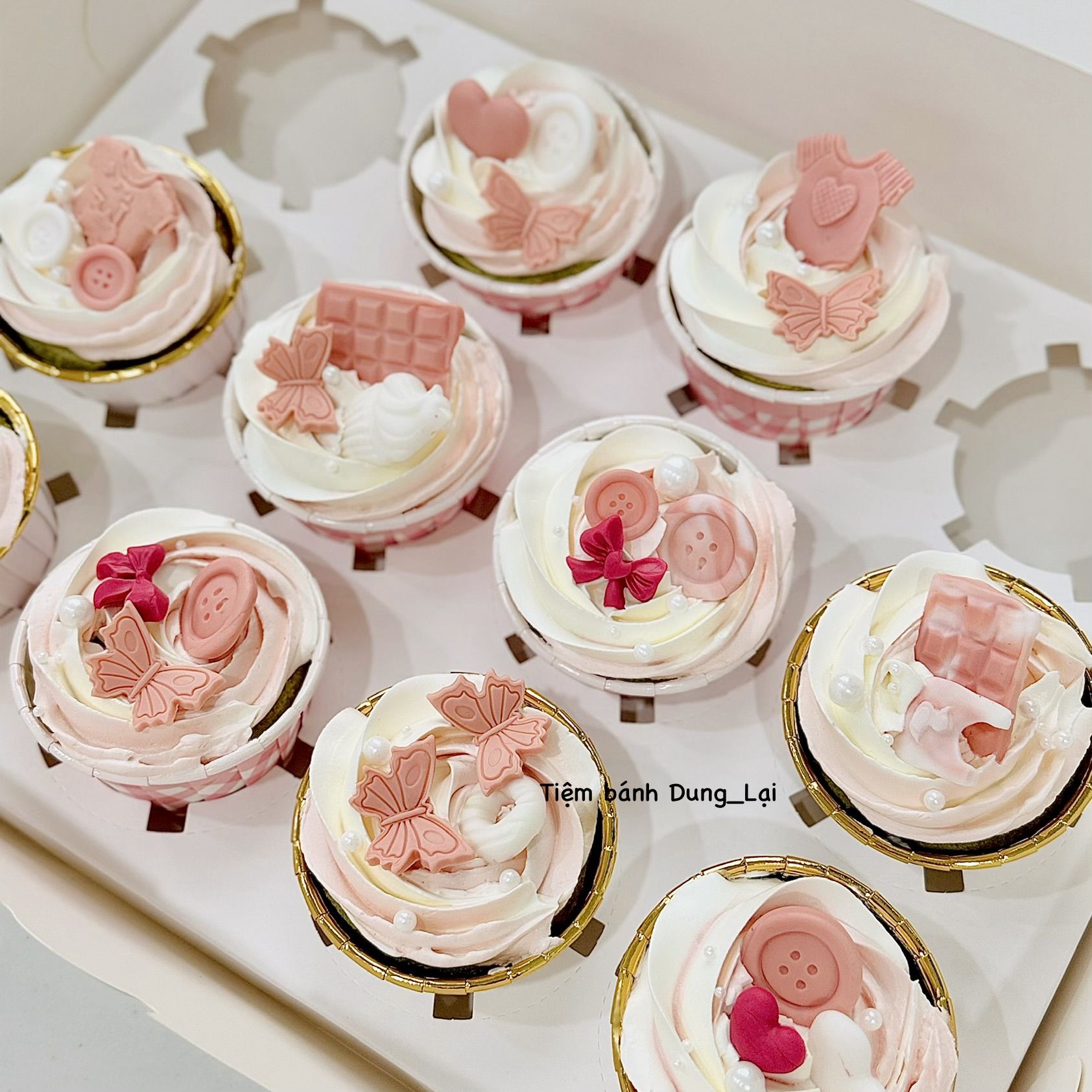 Cupcake tone trắng hồng nặn theo chủ đề có nhân hoa quả
