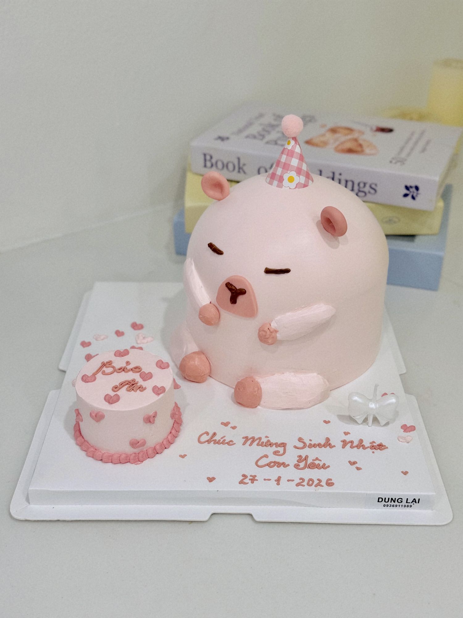 Bánh tạo hình capybara hồng và bánh sinh nhật