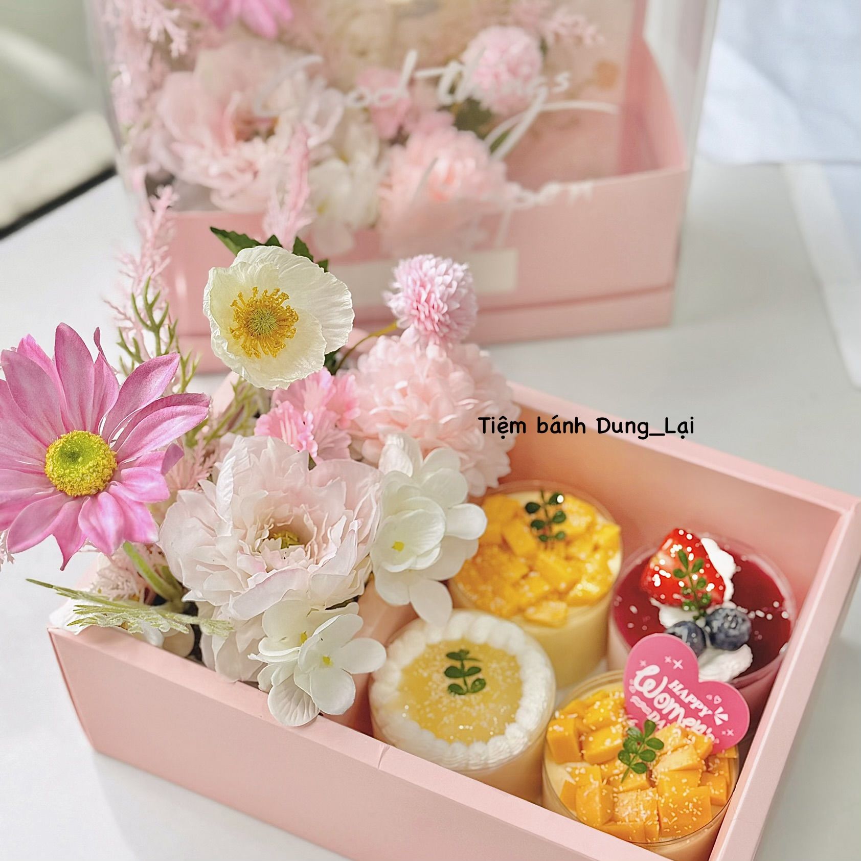 Set hộp hoa và 4 bánh nhỏ