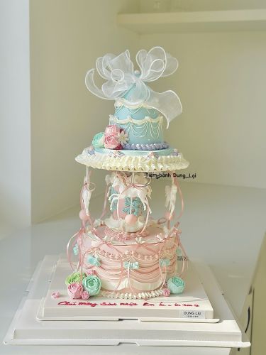 Bánh gỗ xe ngựa quay, Bánh Sinh Nhật Ngựa quay, Bánh Sinh Nhật bánh quay, Bánh Sinh Nhật bé gái - Bánh Sinh Nhật Long Biên