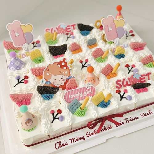 Bánh cắt 35 miếng bé gái