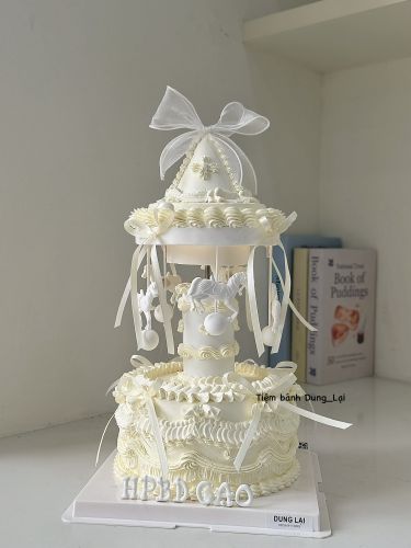 Bánh vòng quay ngựa tone trắng