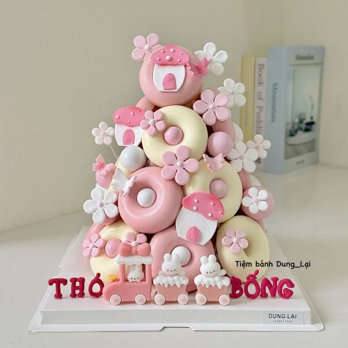 Tháp bánh donut bé gái thỏ và hoa