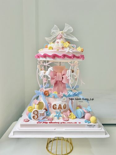 Vòng quay ngựa bé gái - Bé gái