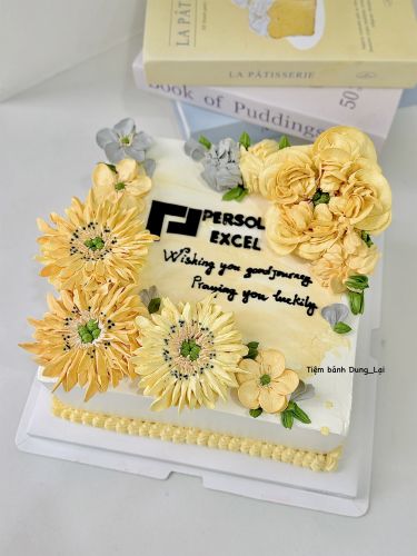 Bánh vuông sz 22 hoa kem ghi vàng - Bánh chữ nhật