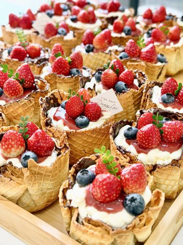 Bánh ốc quế dâu, Bánh Sinh Nhật Ốc quế, Bánh Sinh Nhật whipping - Bánh Sinh Nhật Long Biên