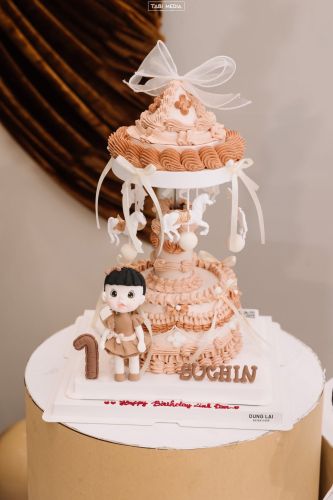 Bánh vòng quay ngựa tone nâu be bé gái, Bánh Sinh Nhật Vòng quay ngựa, Bánh Sinh Nhật bé gái - Bánh Sinh Nhật Long Biên