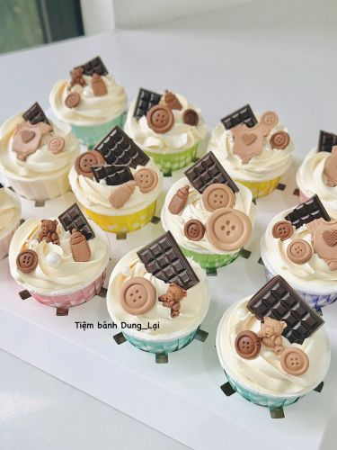 Cupcake có nhân hoa quả nâu be