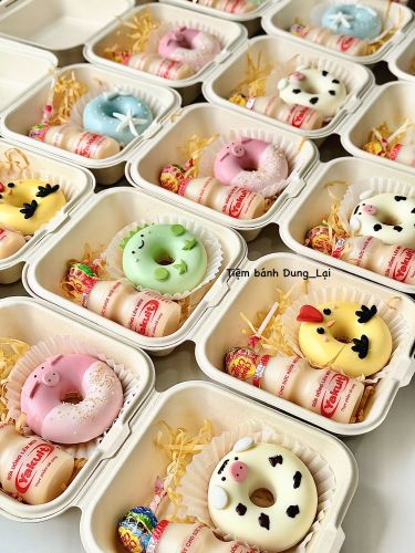 Set bánh donut tạo hình, kẹo và yakul