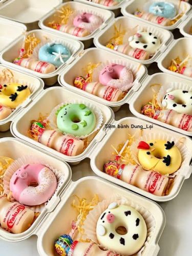 Set bánh donut tạo hình, kẹo và yakul