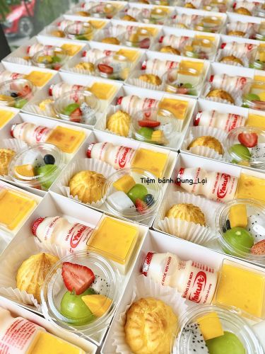Set bánh su kem, hoa quả, pudding, yakul - Bé trai